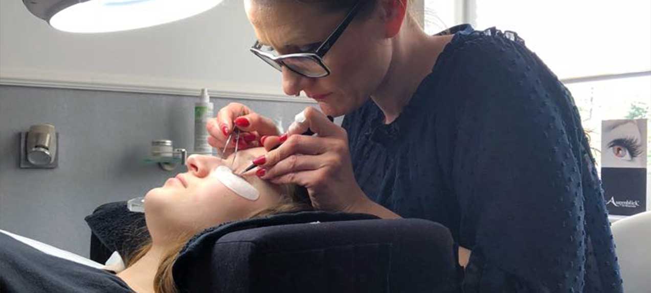wimpernverl Lange, dichte, geschwungene Wimpern gehören heute genau so zum Schönheitsideal, wie gepflegte Haut und markellose Fingernägel.